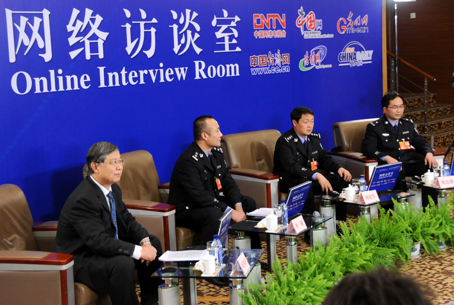 【图片新闻】会宁县会师镇北关社火队进行高跷巡演